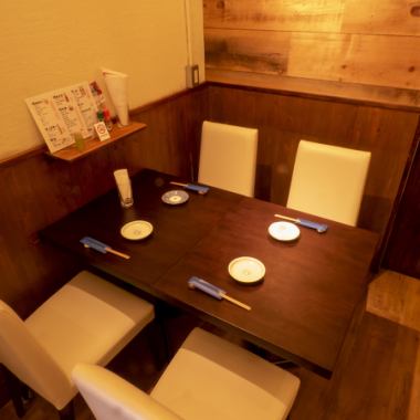 [Suitable for girls' parties] The 2 tables for 4 people at the back of the store are seats where you can enjoy a sense of privacy in a hideaway-like atmosphere ♪ Enjoy delicious special dishes as snacks for girls' parties or various banquets. Please use it◎