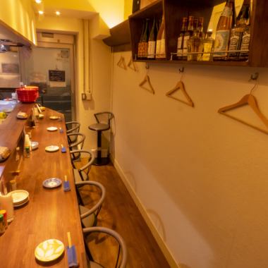 [Perfect for dates] The horizontal counters with a view of the kitchen in front of you are perfect for casual dates. You can enjoy conversation with the owner and other customers, so solo customers are also welcome! The seats fill up quickly. Please make your reservation as soon as possible♪