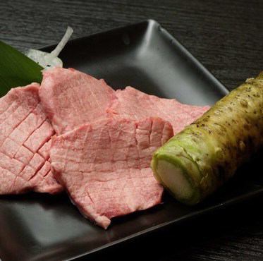 "Atsugiri Tokujo Ton" eaten with wasabi soy sauce