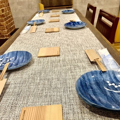 テーブル席は4名様から最大8名様まで。こぢんまりとした店内で落ち着いた雰囲気です。歓送迎会、会社宴会や各種宴会、2次会にもご利用いただけます。皆様とご一緒に楽しいお食事をお楽しみください。