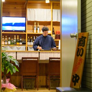 《カウンターは4席ご用意!》店主との会話もお楽しみいただける人気のカウンター席は、おひとり様でのご利用も大歓迎です!周りのお客様との距離が近く、自然と会話が生まれるアットホームな空間となっております♪2次会でのご利用にも◎新大宮/奈良/居酒屋/やきとり/鶏釜飯/奈良県/宴会/女子会/おばんざい/飲み放題/2次会