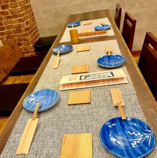 テーブル席は4名様から最大8名様まで貸切も可能◎こぢんまりとした店内で落ち着いた雰囲気です。忘新年会など会社宴会や女子会、各種宴会はもちろん2次会などでもご利用いただけます。皆様とご一緒に楽しいお食事をお楽しみください。