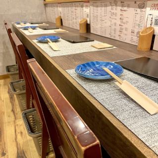 カウンターはおひとり様からご利用可能。ゆったりと落ち着いた雰囲気が当店の特徴です。日々の疲れを串ONで癒してください。