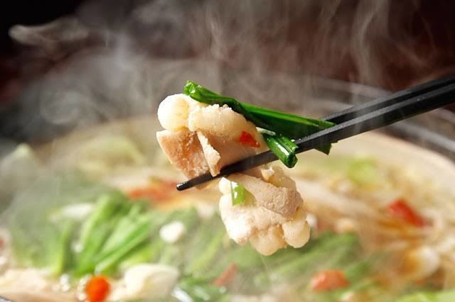 新鮮なモツと野菜がコクのある自家製スープと絶妙に調和した「もつ鍋」はこの季節が特に美味しい！！