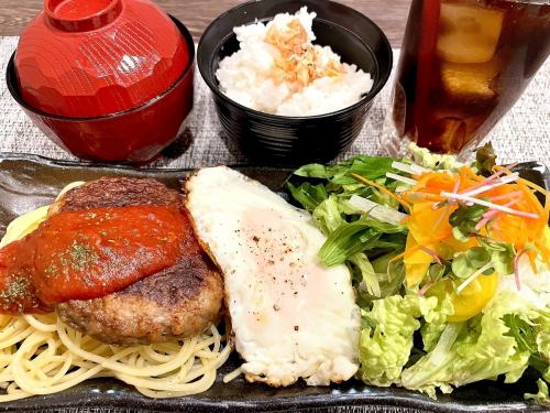 お昼はランチプレートメニュー♪ワンドリンクもついてコスパ良し！昼飲みもできます◎