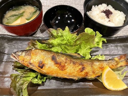 希少な奈良県産の天然鮎の塩焼き定食が1,200円(税込)