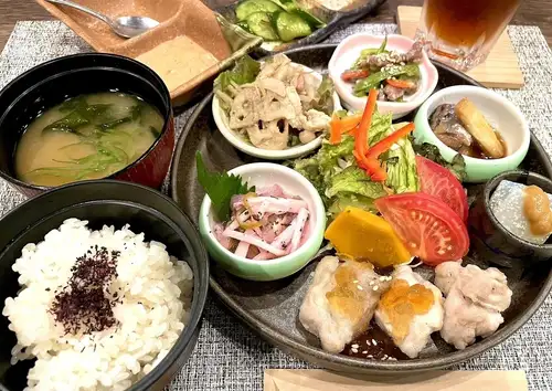 午餐时段提供午餐套餐★包含一杯饮品，物超所值♪白天也可享用饮品◎