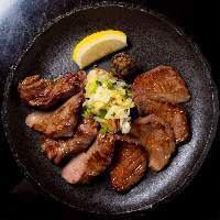 楽蔵名物　【熟成大トロ牛タンの炭火焼き】
