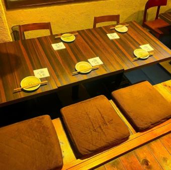 [A sunken kotatsu-style table seating that feels like a veranda] This is an unusual sunken kotatsu seating with a veranda on one side and chairs on the other.It can be used comfortably with a small number of people, but if you connect the tables side by side, it can seat up to 15 people! The seats face each other, so you can chat with everyone.