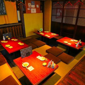 [Spacious sunken kotatsu seats for banquets and small drinking parties!] Sunken kotatsu seats for two and up to four.If you put a board between the tables, you can seat up to 8 people! The whole thing can be transformed into a banquet table that can accommodate up to 16 people! You can sit comfortably!