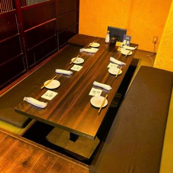 [Even if you have a small group, you can sit in the sunken kotatsu seats without worrying about others] The semi-private rooms at the back of the restaurant are also spacious and private.The kotatsu is sunken so you can stretch your legs.This popular table can accommodate up to seven people and fills up quickly, so reservations are essential.