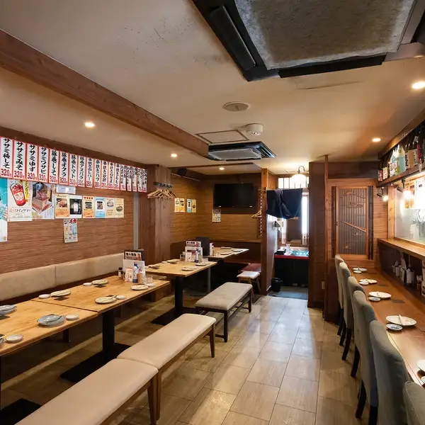 店内左奥のおこもり感あるテーブルソファ席◎豊富なお酒とお料理で寛ぎの時間をお過ごしください。