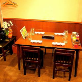 This is a table seat that can be used by 2 to 5 people.You can sit comfortably, so it's perfect for family meals.You can also put the table seats together and use them for 6 to 10 people.