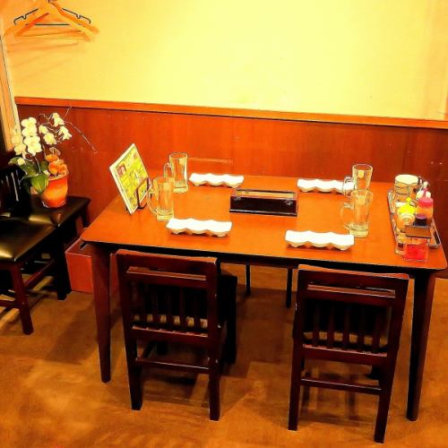 This is a table seat that can be used by 2 to 5 people.You can sit comfortably, so it's perfect for family meals.You can also put the table seats together and use them for 6 to 10 people.