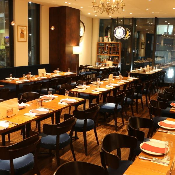 ≪貸切OK!≫　～120名まで貸切可能です！開放感あふれる店内は、ブルーを基調としたソファがポイント。どんなお客様もくつろいでいただけております。ランチやカフェ、お二人でのディナーや複数人の飲み会、大人数による宴会でもお使いいただけます。