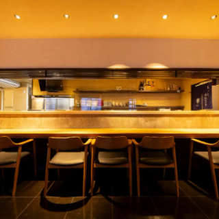 The counter seats are a relaxing space perfect for a date.The chicken in the mizutaki hotpot, which is made right in front of you, is rich in collagen and is great for beauty.Enjoy a special moment for two with the rich soup that is full of the delicious flavor of chicken.Enjoy a heartwarming moment in an intimate setting with exquisite cuisine.