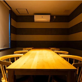 You can enjoy dinner or banquets in a quiet atmosphere in our carefully selected private rooms.We provide a relaxing atmosphere and a space that emphasizes privacy, allowing you to enjoy your precious mealtimes.Enjoy delicious food and a special time with friends or business associates.We also have private rooms to accommodate different numbers of guests, making it ideal for entertaining or celebratory occasions.