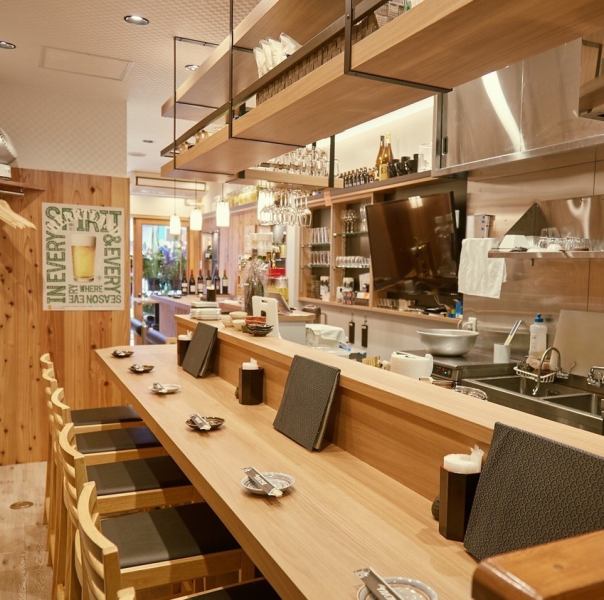 [2 minutes walk from the west exit of Kamata Station!] The calm interior with a Japanese motif and warm wooden interior gives a sense of cleanliness, making it easy for both men and women to come by!