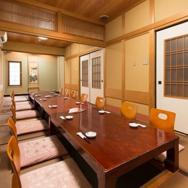 It is a recommended private room where you can relax comfortably, from large banquets, small workers' association banquets to family meals.Because it is a tatami mat floor dress seat, so it will be easier than ever for a long time ♪ The table spacing will be adjusted according to the number of participants and composition.