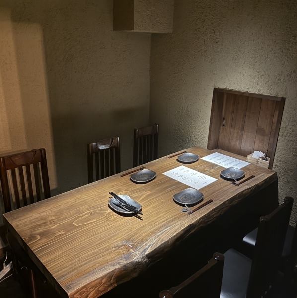 【個室】デートや家族との食事、会社の飲み会や接待など含めたカジュアルからフォーマルな場など幅広いシーンでご利用可能です。木目調のおしゃれな空間で素敵な時間をお過ごしください。接待でもご利用いただき大変人気のお席です。お早めにご予約ください。一室3000円頂戴致します。 2名様から6名様まで。接待宴会歓迎