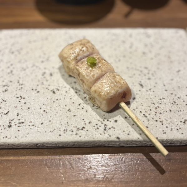 【伊達鶏、信玄鶏】を中心に上物備長炭で焼き上げる本格焼鳥。焼鳥を一番おいしくするのは、やっぱり備長炭