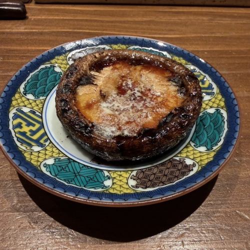 炭火でじっくり焼き上げた、素材の甘みが引き立つ焼き野菜。丸ごと野菜はインパクトもボリュームも◎