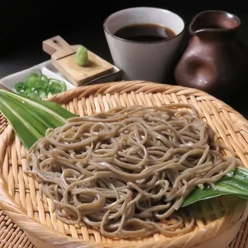 信州産そば粉を用いた手打ち蕎麦の繊細な香りとコシを堪能
