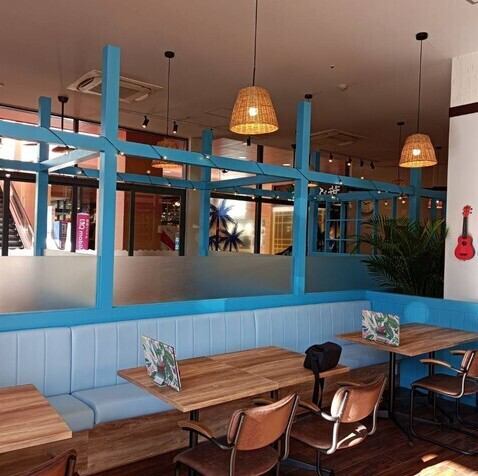 木のぬくもりを感じさせる店内はどこか懐かしく、親しみやすい印象の空間。使いやすいテーブル席やソファー席を完備しておりますので、ショッピングの合間のご休憩にもぴったりです◎