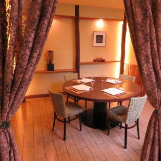 [Private room table for 7 people x 1] A private space where you can enjoy conversations with friends and family.You can enjoy eating and talking without worrying about the surroundings.It is also ideal for dates and entertainment.