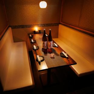 仕切りのある個室席では、大切な接待や特別な合コンなども。