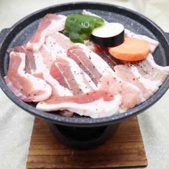Pepper-grilled Higo Asobi Pork / Charcoal-grilled Aso Chicken Variety