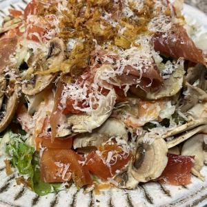 煙燻蘑菇和溏心蛋凱撒沙拉