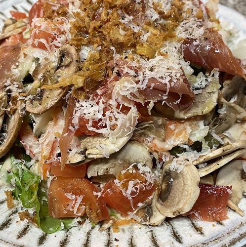 煙燻蘑菇和溏心蛋凱撒沙拉