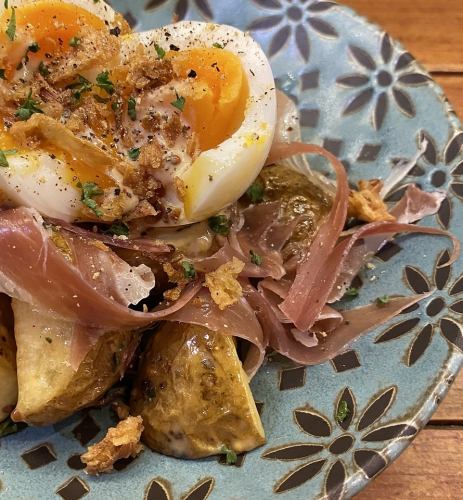 馬鈴薯沙拉配烏夫蛋黃醬和新鮮炸土豆