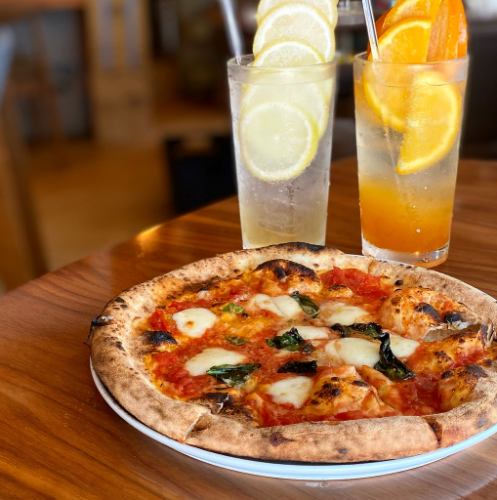 秩父出品的美味披薩是在店內的烤箱中烘烤的。