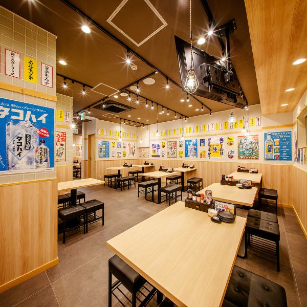【話題沸騰！！食べ飲み放題を贅沢に満喫！】肉に魚、お寿司に揚げ物等々の人気看板メニューが全品食べ飲みOK◎圧倒的ラインナップで大満足間違い無し！！人数についても広々店内で2名～ご利用いただけるお席は勿論、4名～/6名～/8名様～10名様以上も柔軟にご対応可◎会社終わりや友人同士、コンパ等シーン選ばず大歓迎！！