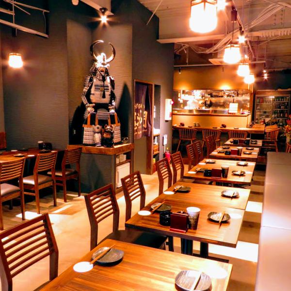 毘沙門の店名の由来ともなる貫禄ある鎧がお店の奥にはそびえます！程よい照明が居心地の良さを演出します♪