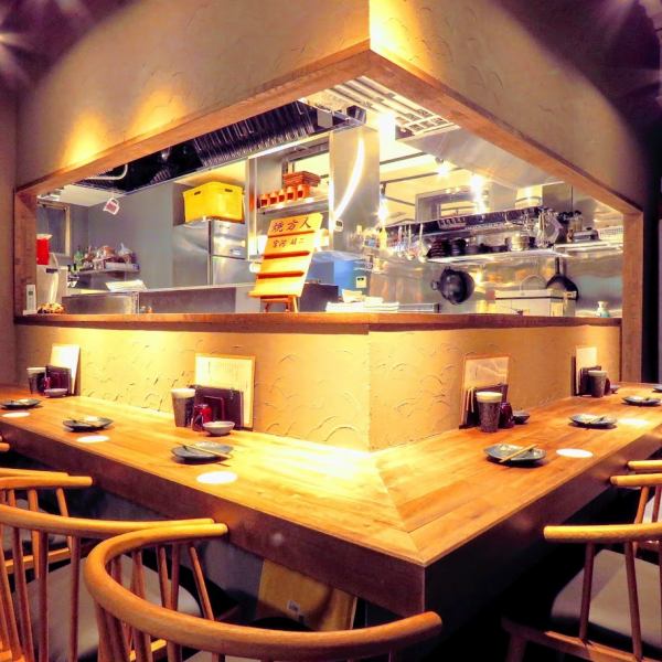 小上がりのカウンター席！調理している姿を見れる特等席となっております☆