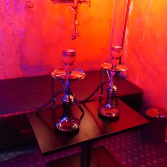 [3-seater sofa x 4 tables] You can relax on the spacious bed-width sofa seat.You can also take off your shoes and enjoy shisha while lying down♪ Enjoy the rich shisha with explosive smoke.