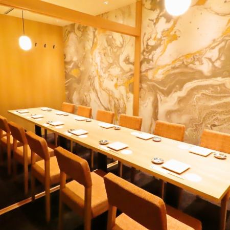靴を脱がずに気軽にお使い頂けるテーブル個室を完備！ご家族やお友達とのお食事にどうぞご利用下さいませ。その他、最大44名様までご利用頂ける宴会個室もご用意しております。お得な2時間飲み放題付き宴会コースも多彩にご用意！仙台エリアでのご宴会に♪
