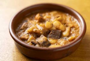 Beef tendon and white beans stewed in tomato sauce