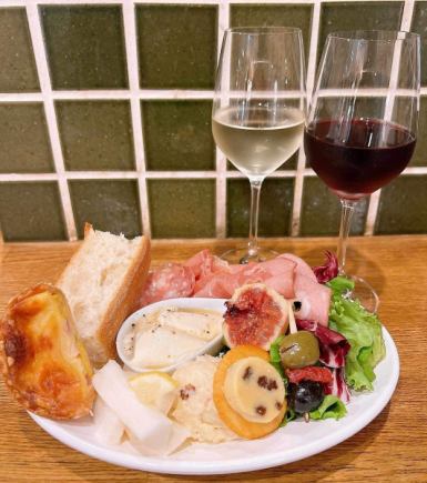 葡萄酒套餐供应时间为上午 11:00 至下午 4:00：10 道开胃菜 + 2 杯葡萄酒