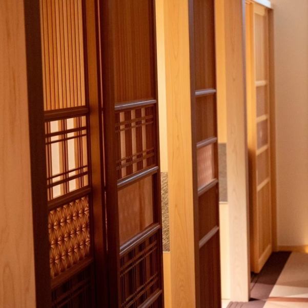 【空間を照らす温かい明り】通路・個室にはほのかな間接照明で照らされ、温かみ溢れる和を感じられます。