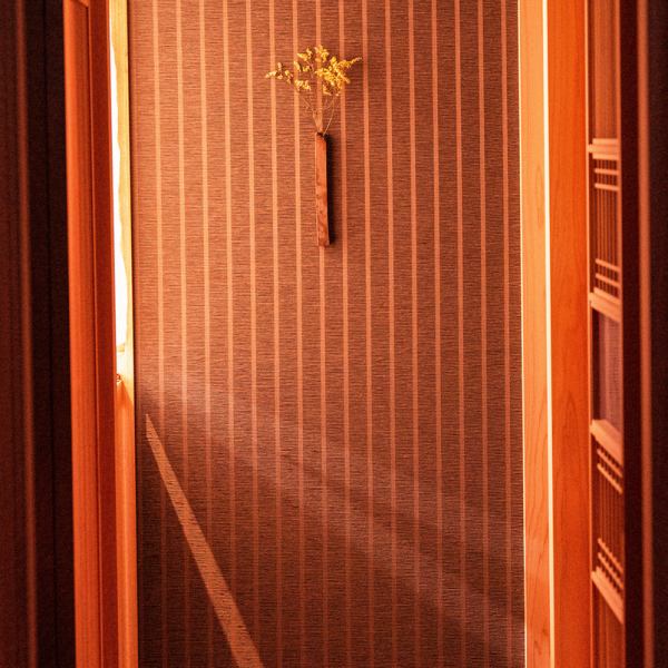【細かなあしらいを施した個室】個室は全部屋異なる装飾で、職人がこだわりぬいた空間が広がっています。