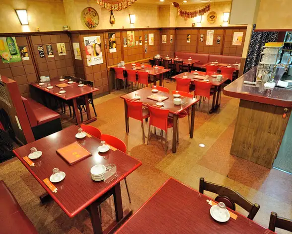広々としてくつろげるお席を多数ご用意しており、親しいお仲間との飲み会や普段使いにぴったりです。さらに2階席では最大45名様までの大人数でのご宴会も承ります。人数に合わせて、皆様が心地よく過ごせる空間へご案内いたします。