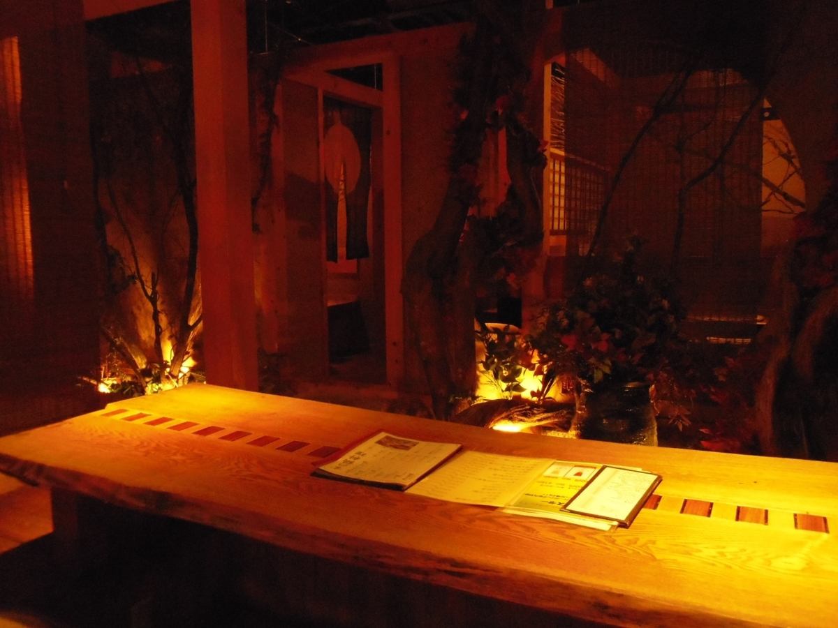 やわらかな間接照明のお洒落なスペースで旨い料理と酒に酔う。ゆったり寛げる店。