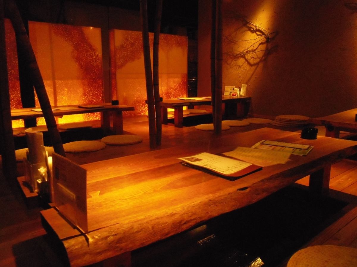 店内は広々し座席数多く間接照明に照らされたお洒落な空間です♪
