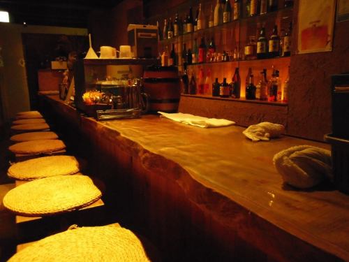 <p>カウンターにある多種多様なお酒。どれにしようか悩んだらスタッフに話しかけてみて。ご説明させていただきます！</p>