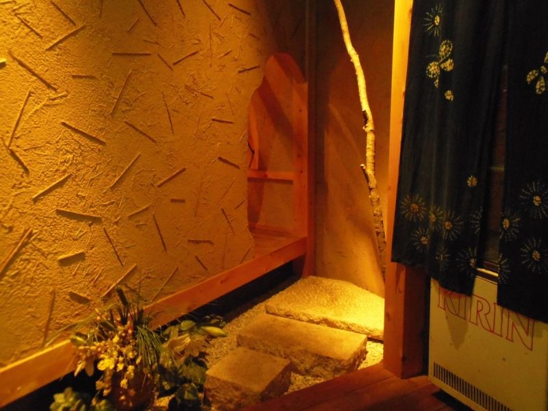さりげなく飾られた花や、茶室風のしつらえが和のなごみ空間を演出する個室入口。癒される。