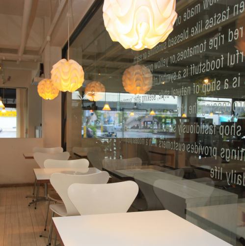 <p>The stylish glass-enclosed interior has a calm atmosphere with the scent of delicious bread ♪ Recommended for dates, girls-only gatherings, and moms-only gatherings</p>